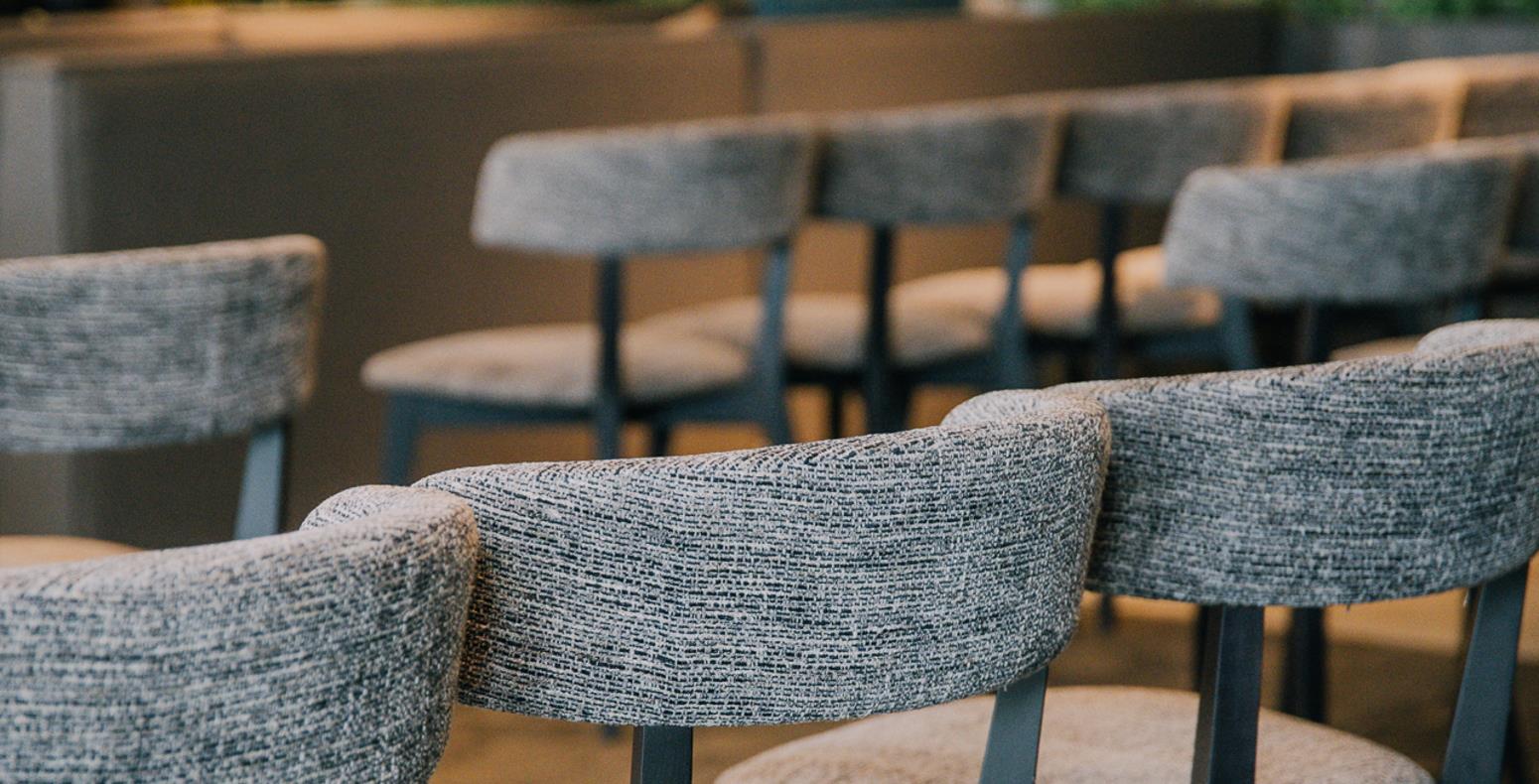 uitvaart ruimte met stoelen