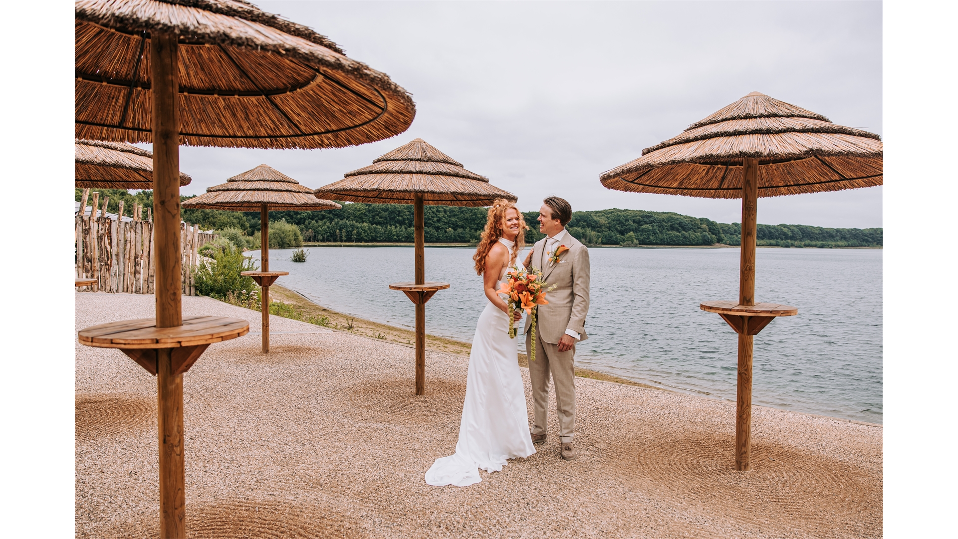 Boeket gooien aan het water